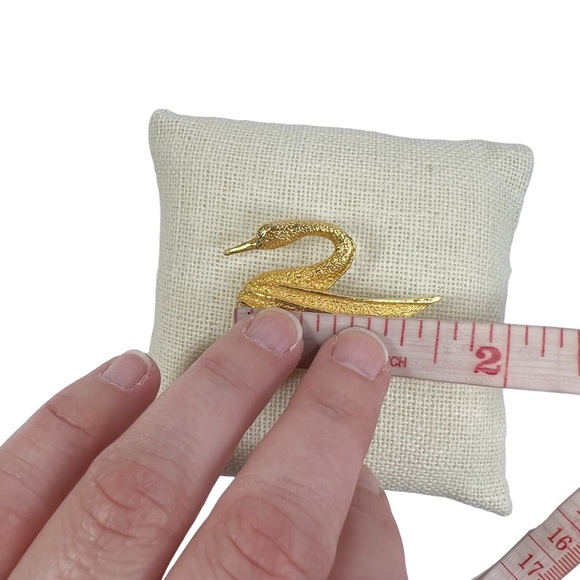 Vintage Dubarry Fifth Ave Gold Tone Swan Textured Brooch Pin - Picture 8 of 8